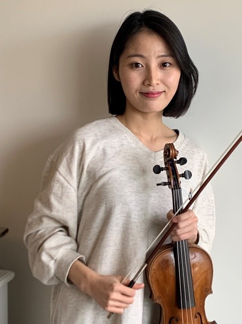 chanin Jung headshot with violin
